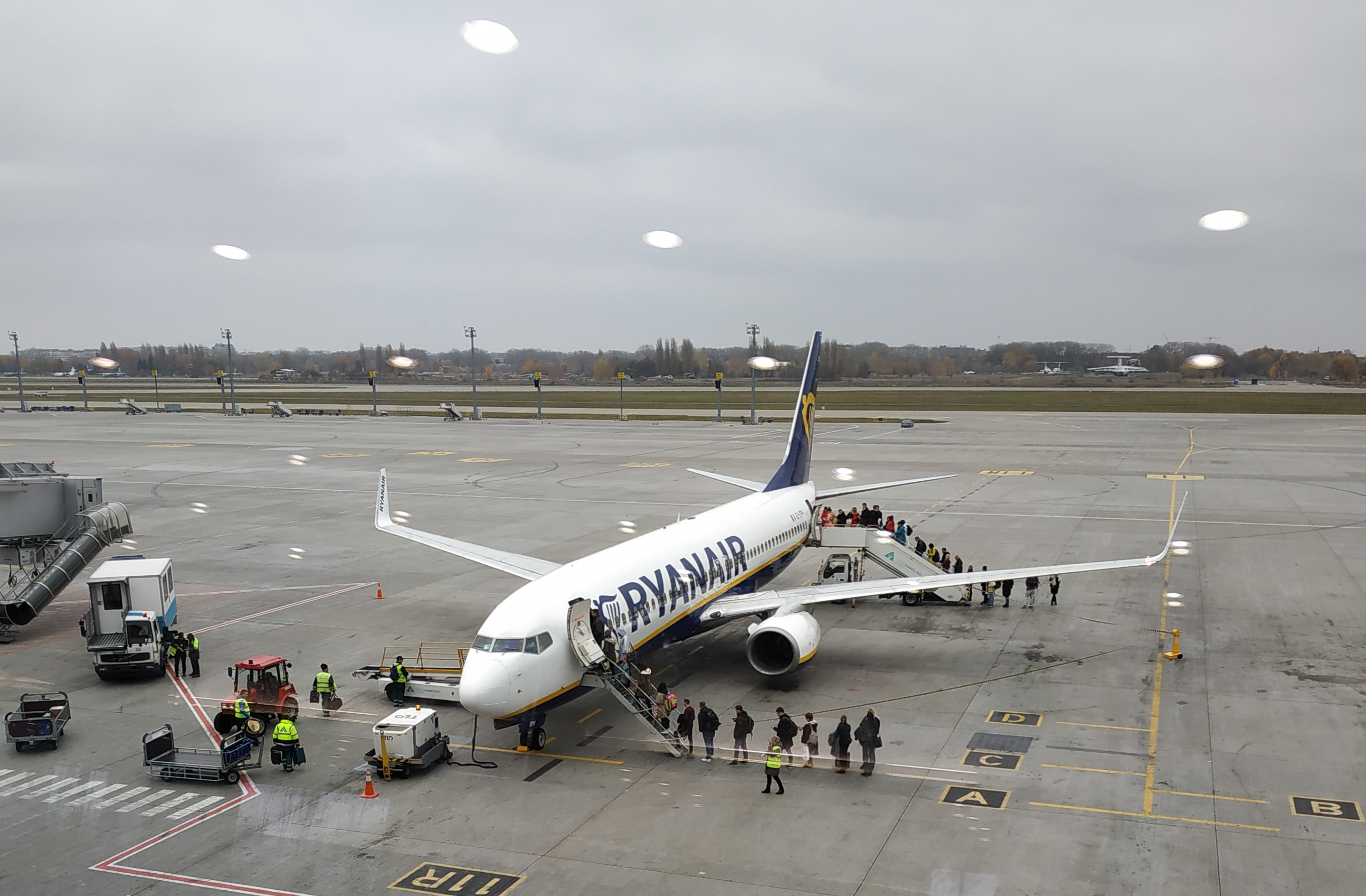 Літак авіакомпанії Ryanair. Рейс Київ-Барселона з аеропорту "Бориспіль". Посадка.