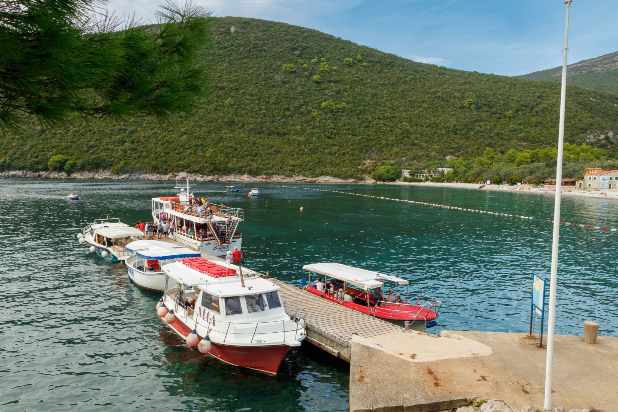 Прогулочные лодки на пляже Жаница (Zanjice) в Черногории. Полуостров Луштица. Возле Херцег Нови.