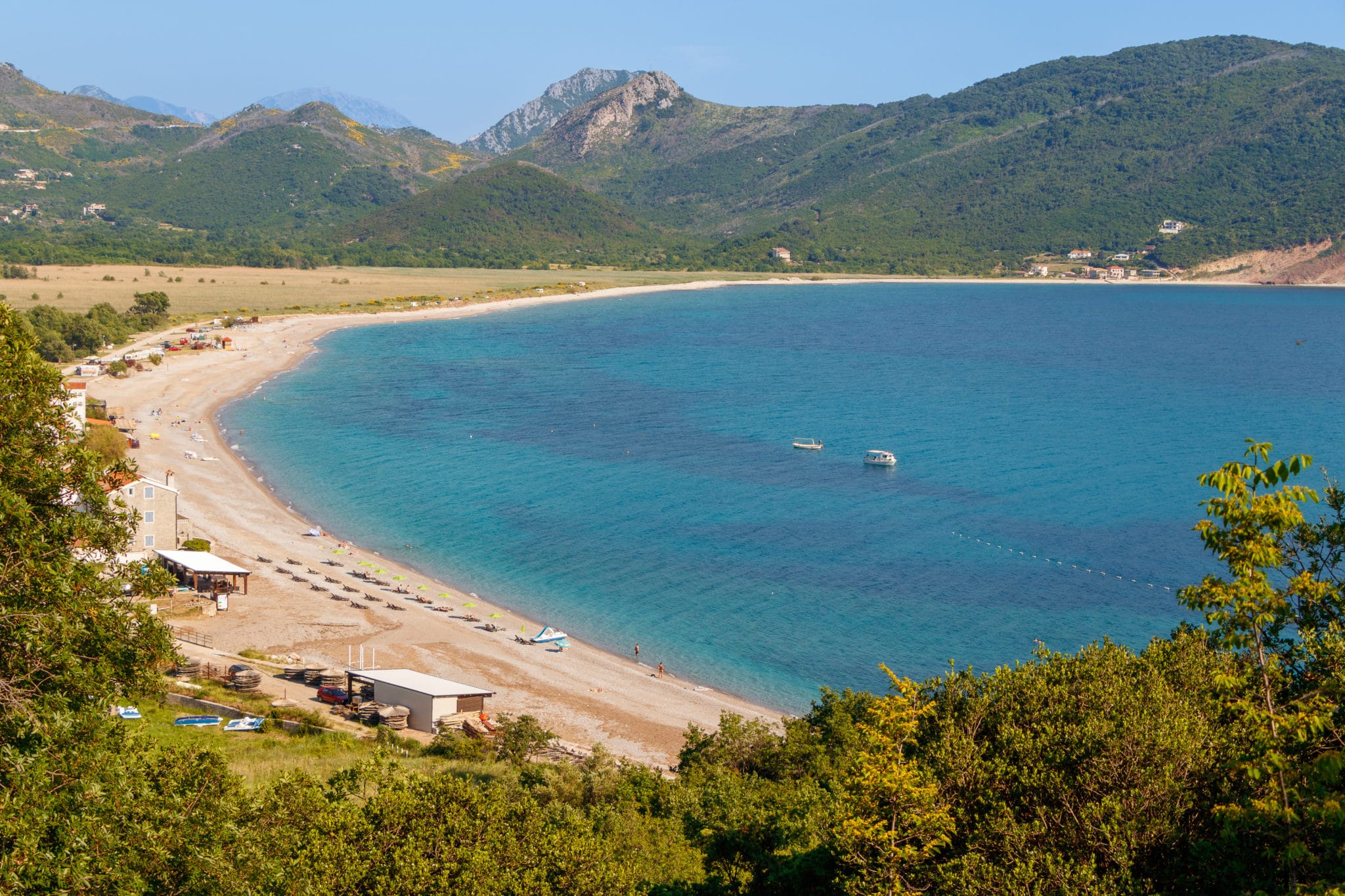 Панорама пляжа Булярица (Buljarica) недалеко от Петроваца, на Будванской Ривьере в Черногории. Адриатическое море.