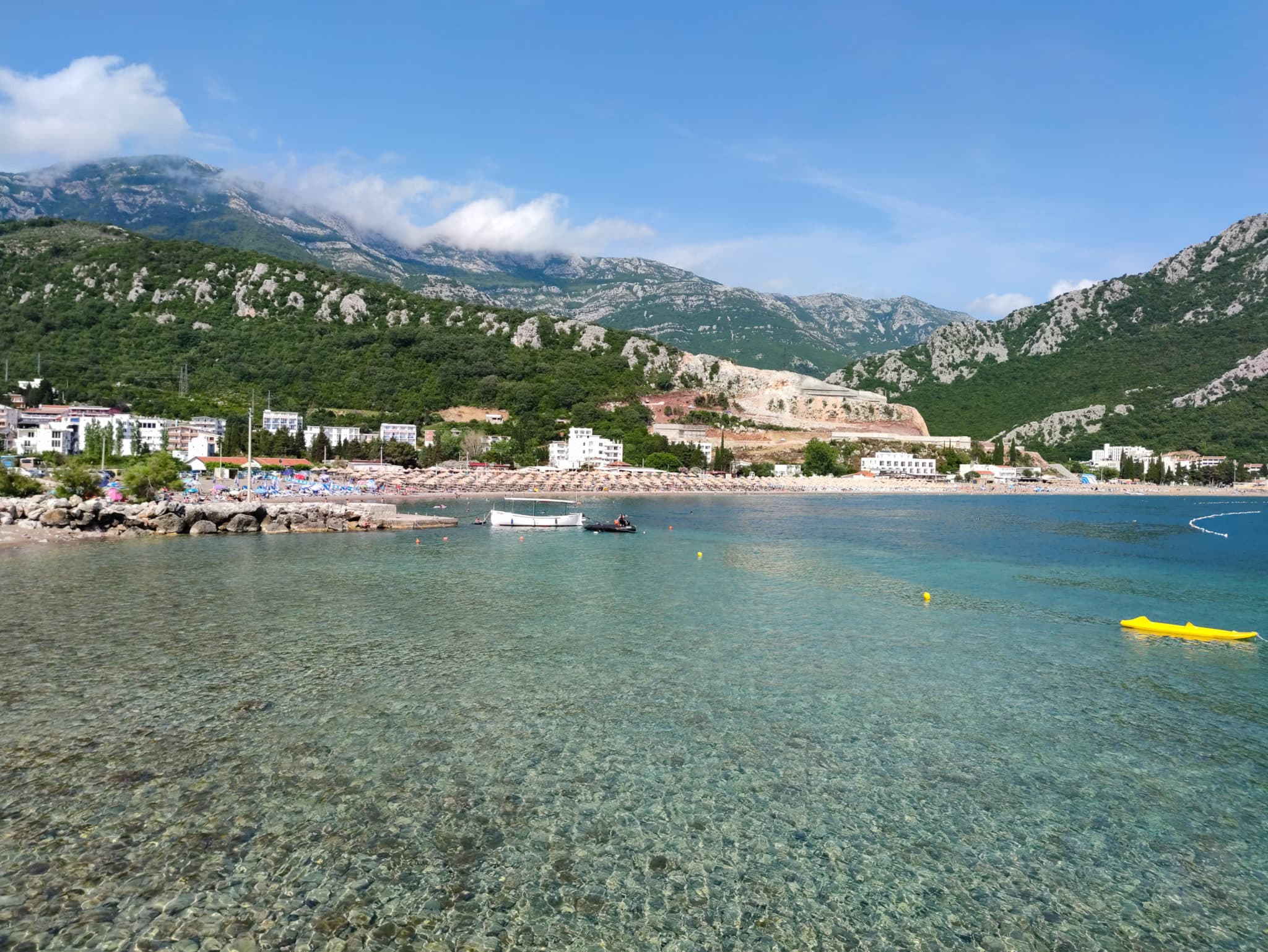 Панорама пляжа Чань (Canj) на Барской Ривьере в Черногории. Адриатическое море.