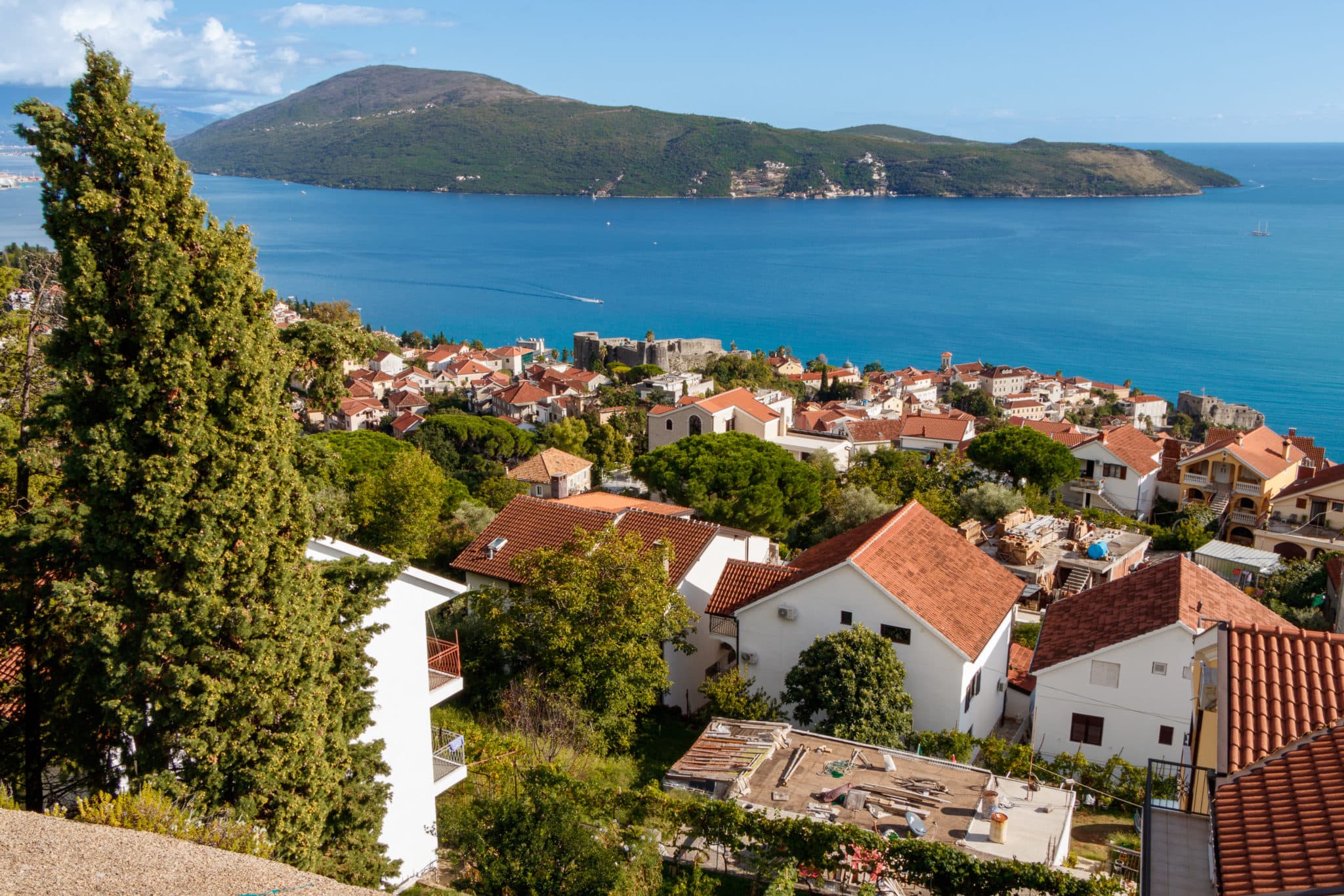 Херцег Нови - панорама с видом на Старый Город, крепости Kanli Kula, Forte Mare и полуостров Луштица. Чернгория.