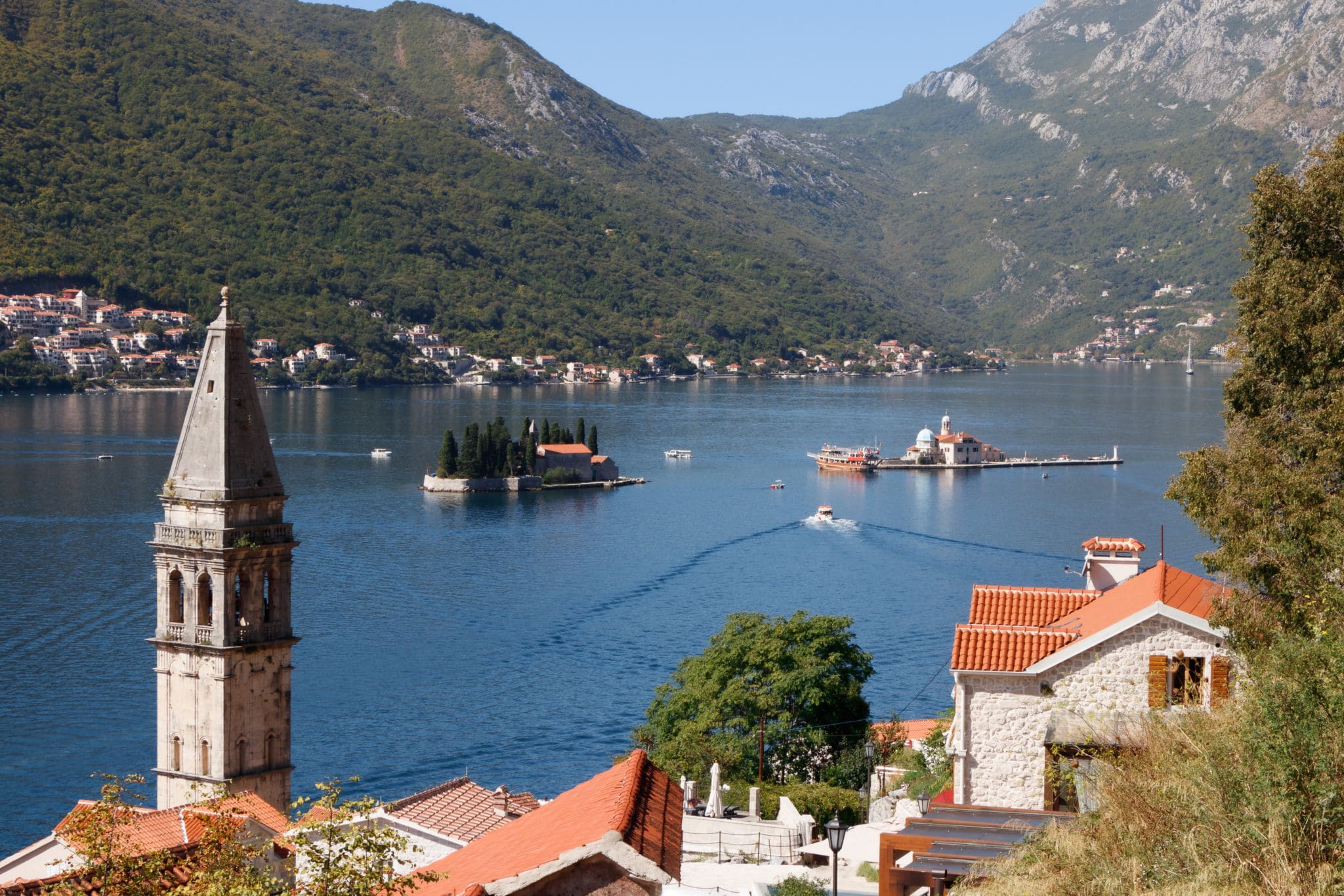 Город Пераст (Perast) в Боко-Которской бухте в Черногории. Панорама с видом на острова Святого Георгия и Госпа од Шкрпела («Богородица на Рифе»).