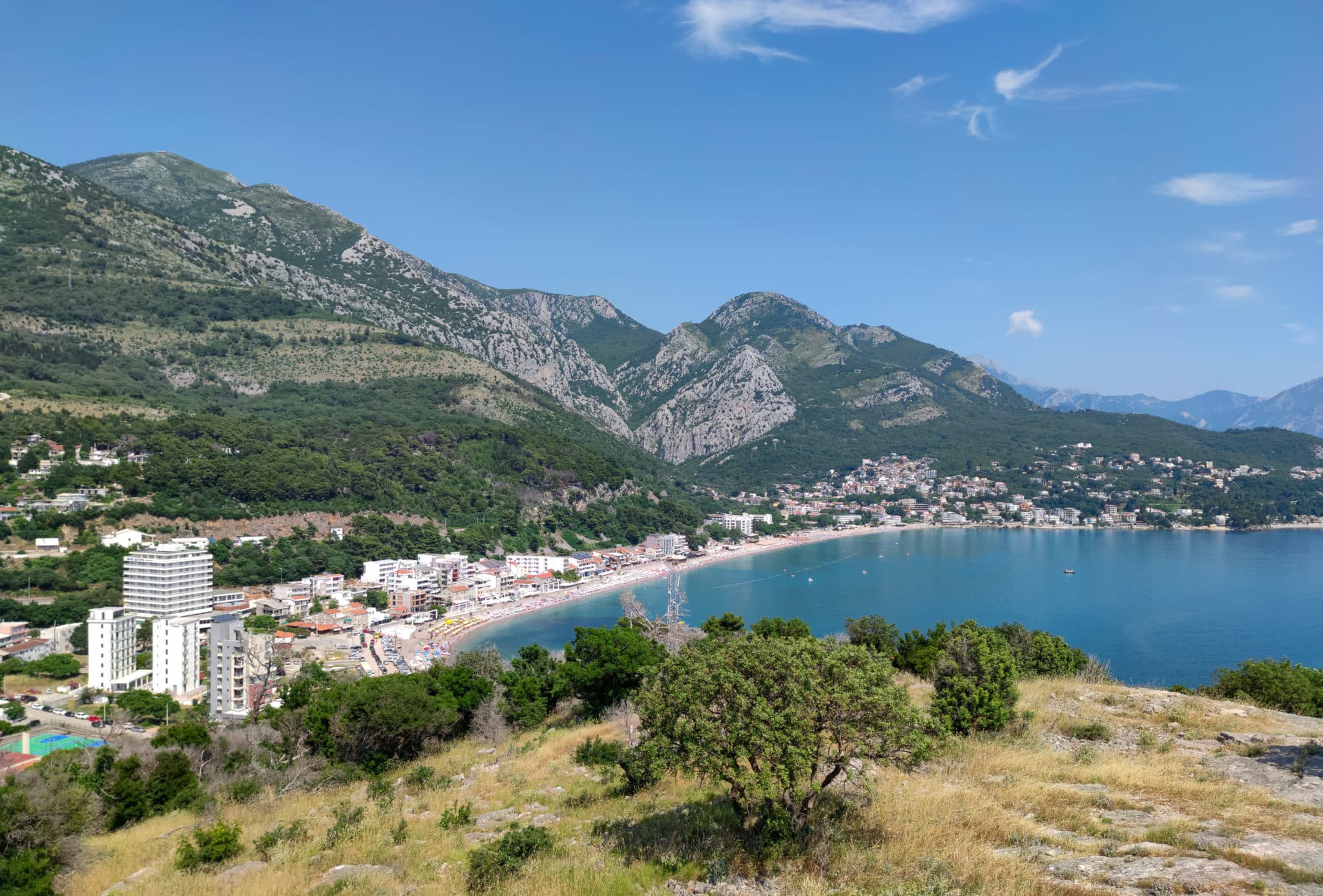 Панорама города и пляжа Сутоморе (Sutomore) на Барской Ривьере в Черногории. Море, горы. Вид с крепости Табия (Tabija).