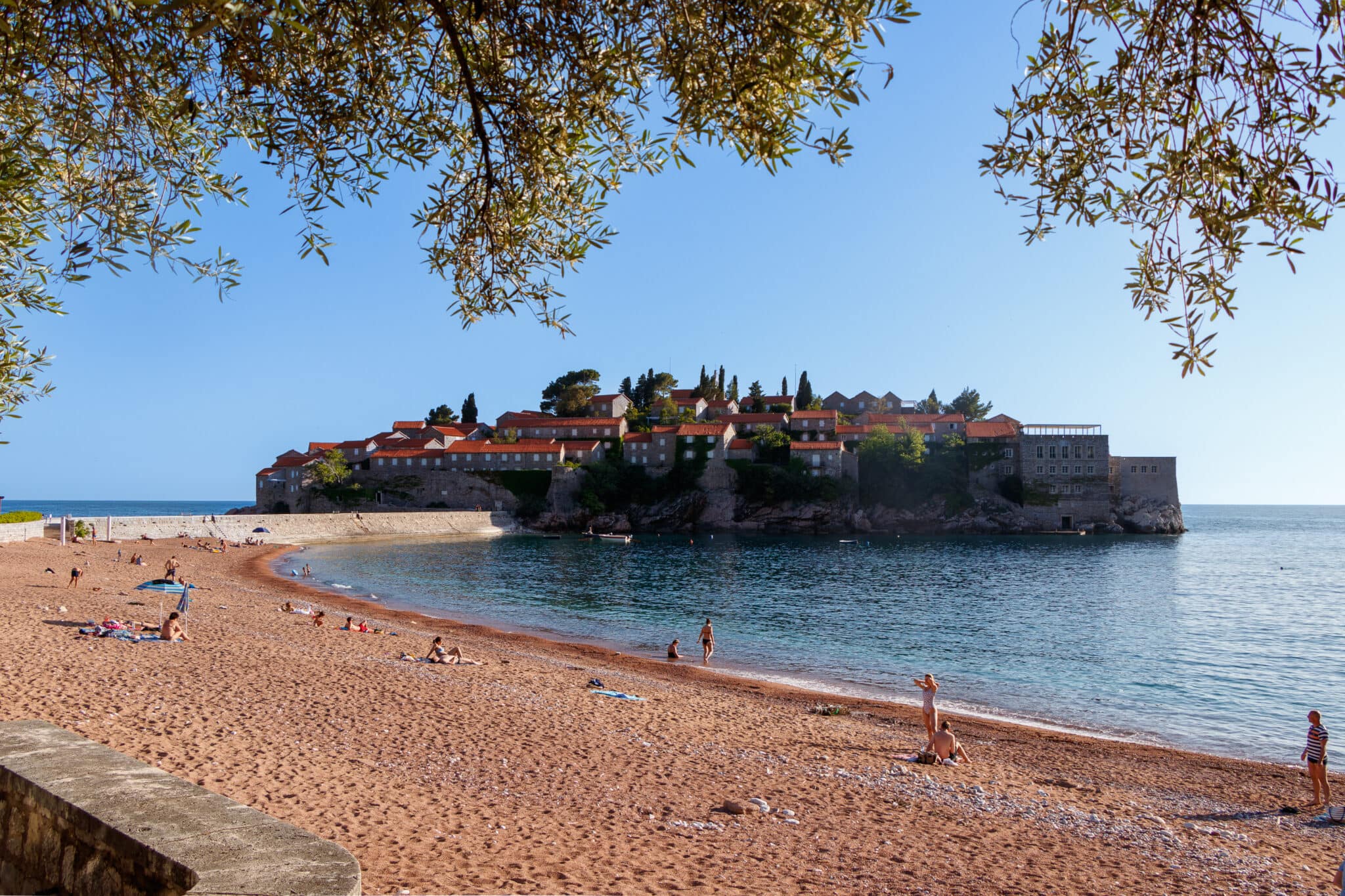 Полуостров Свети Стефан (Sveti Stefan) и пляж Свети Стефан на Будванской Ривьере в Черногории