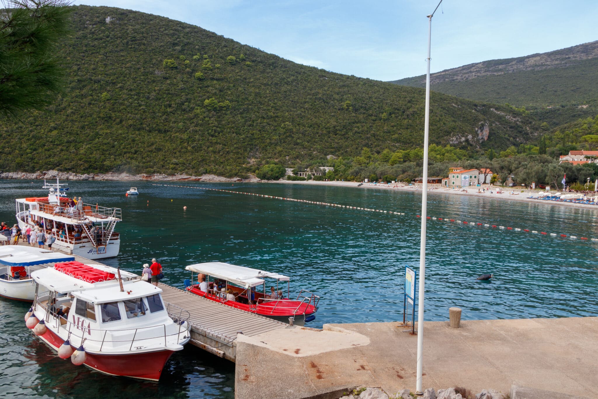 Экскурсионные лодки на пляже Жаница (Zanjice) в Черногории.